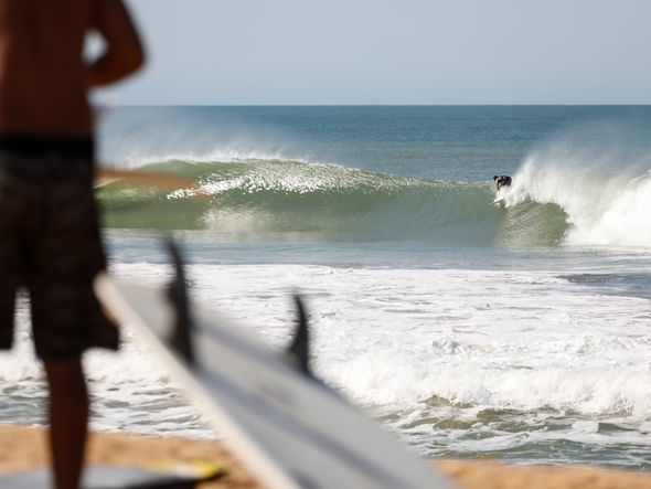 Surfistas no mar em frente ao Projeto Tamar de Regência - Linhares  por Edson Chagas