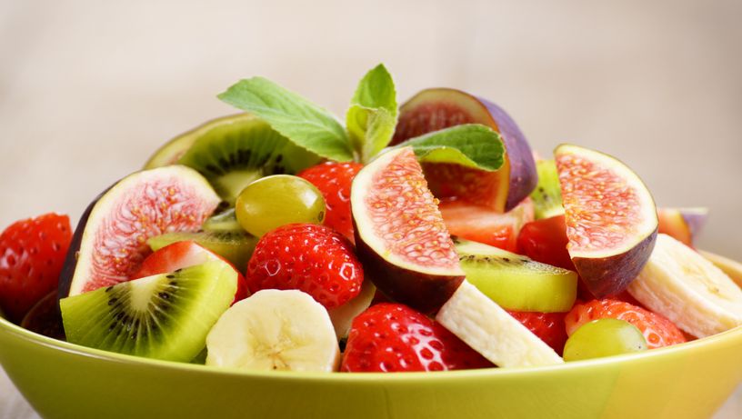 salada de frutas: kiwi, morango, banana, gioaba