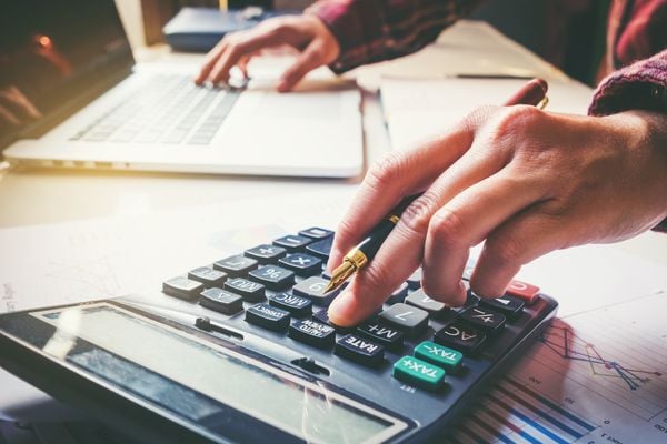 Contribuintes devem calcular os descontos dos impostos pagos em cota única. Crédito: Shutterstock