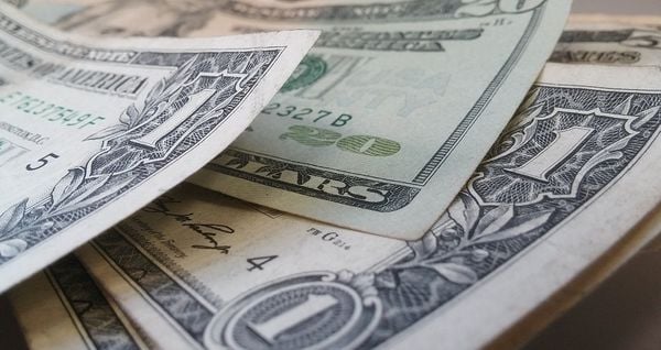 Notas de dólar: moeda americana fechou em R$ 4,48 nesta sexta-feira (28). Crédito: Pixabay