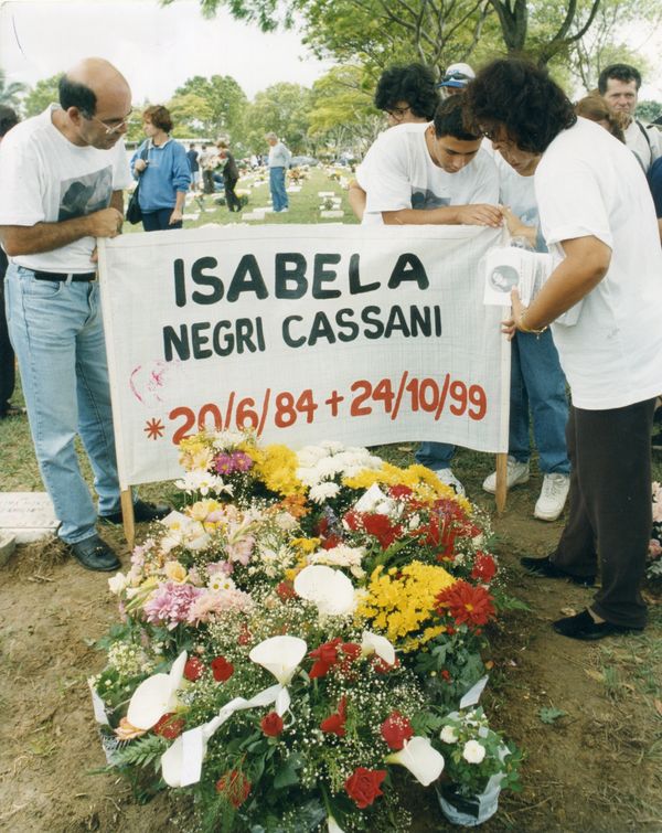 Pais de Isabela Cassani visitando o túmulo no cemitério Jardim da Paz . Crédito: Nestor Muller / Arquivo AG