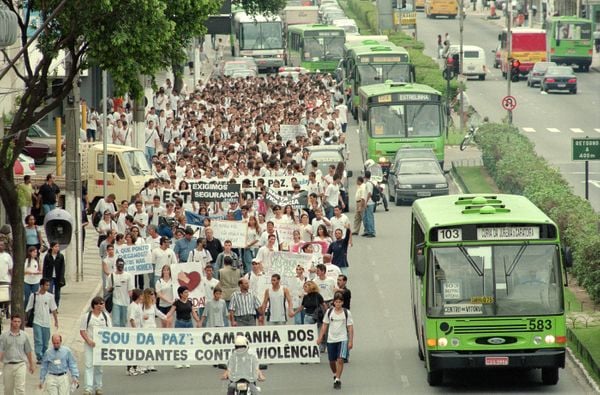 Passeata dos alunos do Cefetes em protesto contra o assassinato de Isabela Cassani - 26/10/99. Crédito: Chico Guedes/Arquivo AG