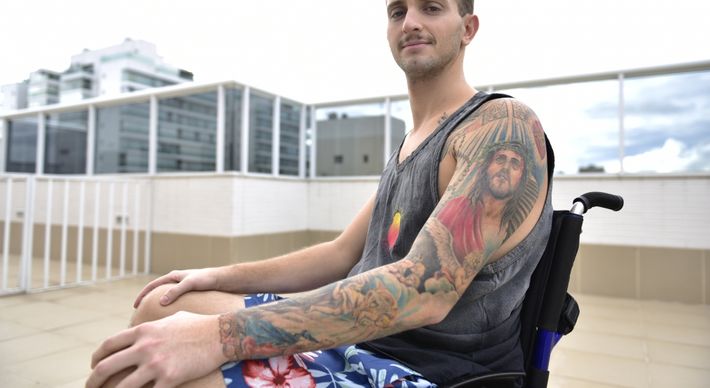De acordo com a sentença proferida pelo magistrado Douglas Demoner Figueiredo, o réu foi condenado a 12 anos e 8 meses de prisão por homicídio tentado qualificado, em razão da motivação fútil e recurso que dificultou a defesa da vítima