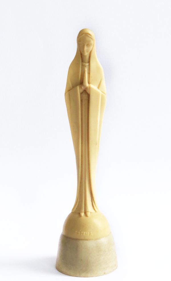 Na cabeceira. Fica a imagem de Nossa Senhora de Fátima. Meu pai a guardava para sua proteção e me deu de presente quando fui morar sozinha no Rio de Janeiro. É peça cativa em minha mesa de cabeceira. Acredito que ela me protege e me guia até hoje. Crédito: Divulgação: Beatriz Tardin