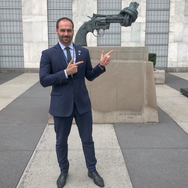 Eduardo Bolsonaro publicou foto ao lado de escultura na entrada do prédio da ONU, em Nova York. Crédito: Twitter Eduardo Bolsonaro