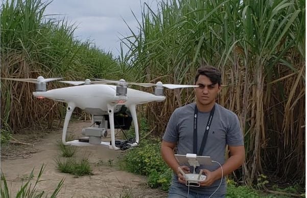 Hiago Agostini usando drone que monitora plantações. Crédito: Divulgação/Embrageo