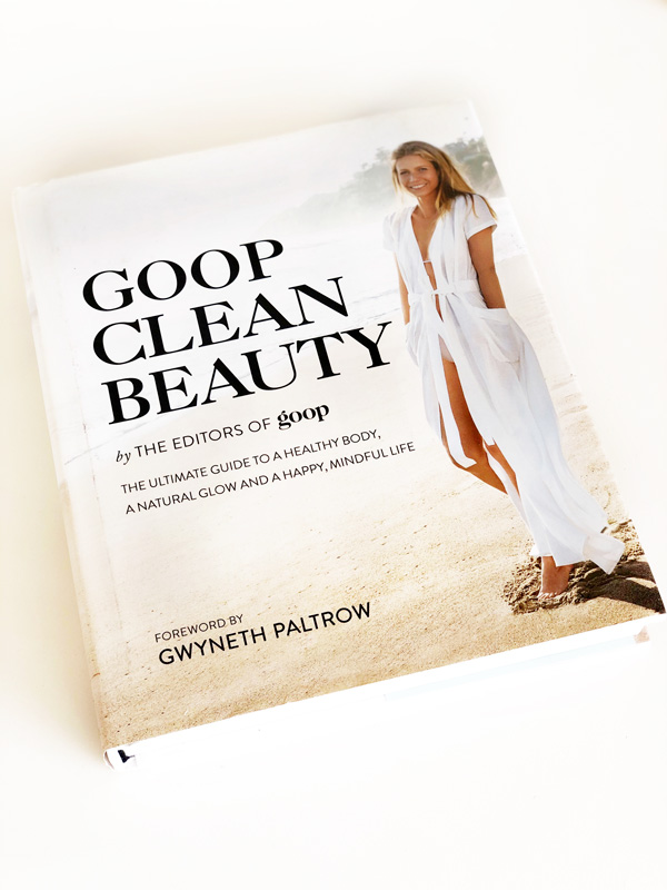 Guardo com carinho.
O livro Goop, que faz parte da decoração da minha sala. É um livro incrível - alinhado com minha filosofia de vida - que retrata de uma forma simples e superprática muitas questões da ‘vida verde’, que adoto na prática. Acho que todo mundo deveria ler e aprender com ele. Crédito: Divulgação