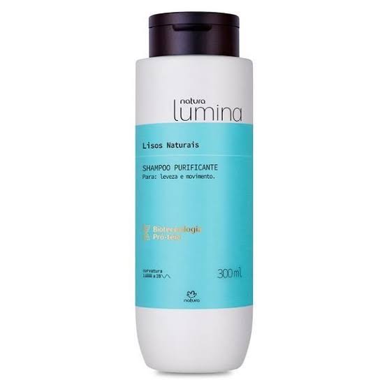 O Shampoo Purificante para Cabelos Lisos Lumina faz parte de um completo Sistema de Tratamento, que reduz a oleosidade da raiz dos fios, traz leveza e movimento e tem hidratação direcionada para as pontas, sem pesar. por Divulgação