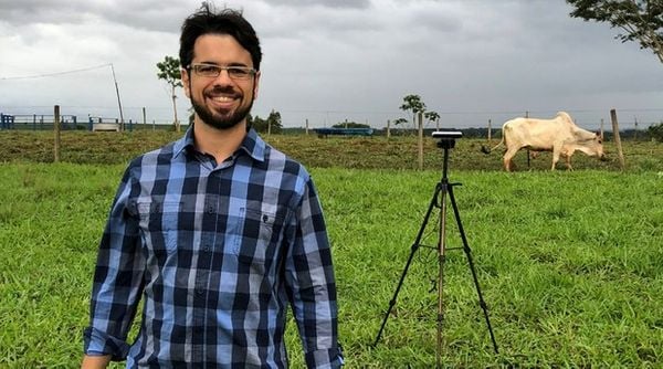 Pedro Mannato fundador da startup que "pesa" o gado a partir de fotos. Crédito: Divulgação/Olho do Dono