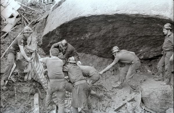 Uma pedra de cerca de 150 toneladas rolou no Morro do Macaco provocando a morte de dezenas de pessoas