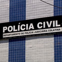 Esposa da vítima foi encontrada ao lado do corpo suja de sangue e com sinais de embriaguez. Ela alega que outra pessoa teria cometido o crime
