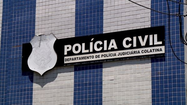 Esposa da vítima foi encontrada ao lado do corpo suja de sangue e com sinais de embriaguez. Ela alega que outra pessoa teria cometido o crime