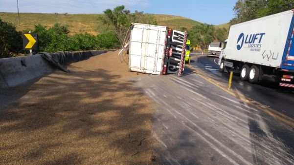 Carreta tomba em km da BR 101. Crédito: Lindomar Contaiffer