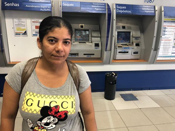 Elisângela Costa em agência da Caixa para saque do FGTS. Crédito: Adalberto Cordeiro