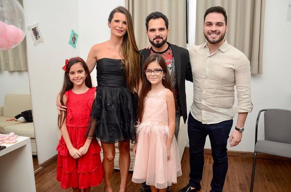 Flávia Fonseca, Luciano e as gêmeas Isabella e Helena. Crédito: Rosa Marcondes
