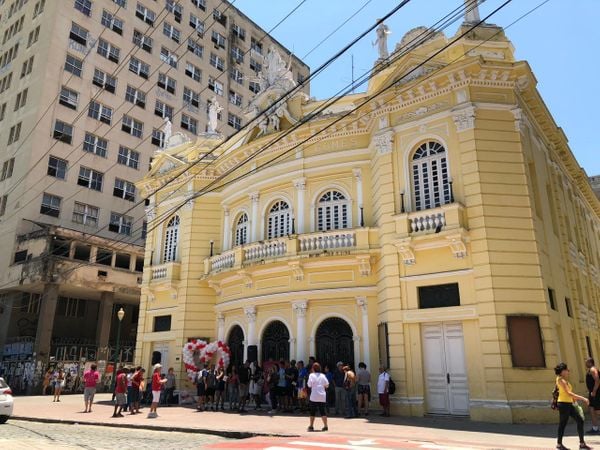 Grupo faz manifestação para pedir reabertura do Teatro Carlos Gomes, no Centro de Vitória, interditado há anos