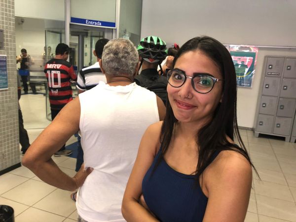 Luana Matos em agência da Caixa para sacar FGTS. Crédito: Adalberto Cordeiro