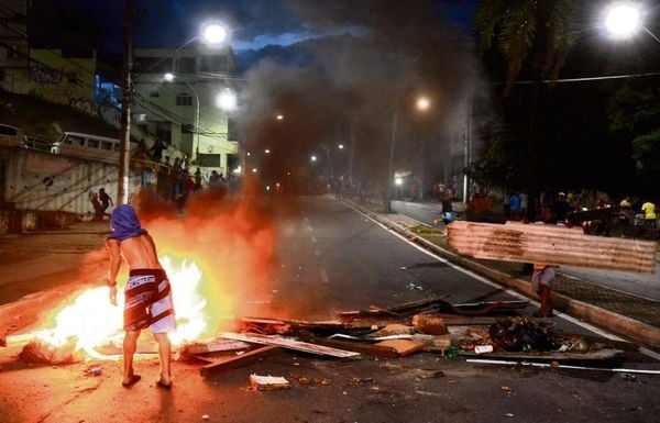 Manifestantes queimam pneus e papéis no protesto de populares contra a greve da PM em frente ao Quartel de Maruípe