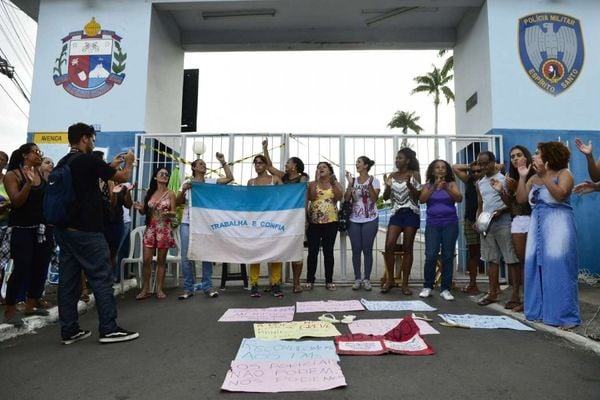 Mulheres de PMs bloquearam a entrada de batalhões da PM no Espírito Santo na greve da PM
