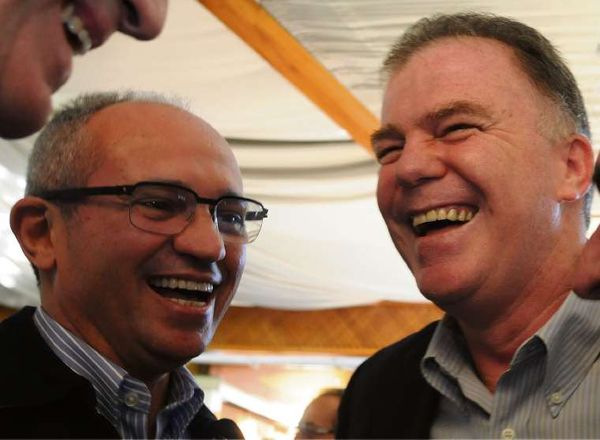 Paulo Hartung e Renato Casagrande, em momento de descontração, em julho de 2011, primeiro ano do primeiro governo do socialista por Chico Guedes