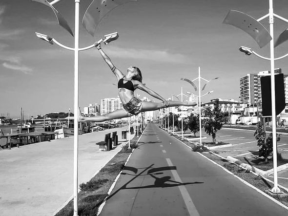 A professora de poledance Isadora Guimarães, de 23 anos, em Guarapari por Reprodução/Instagram