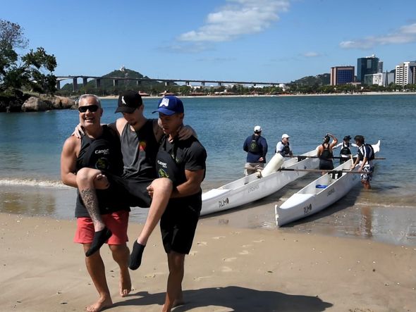 Com apoio do pai, Fabrício, e do instrutor, Pedro Henrique, Caio deixa a canoa após remar pela Baía de Vitória por Vitor Jubini