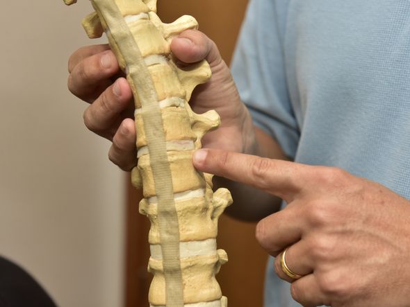 Fisioterapeuta aponta para a região da coluna onde o tiro atingiu Caio  por Fernando Madeira