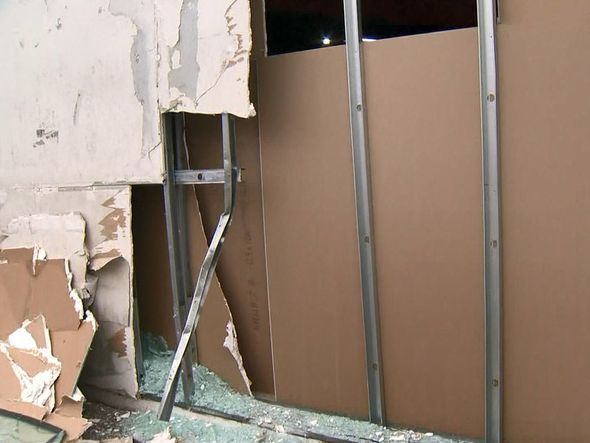 Motorista perde controle em curva e invade loja na Serra por Reprodução/ TV Gazeta