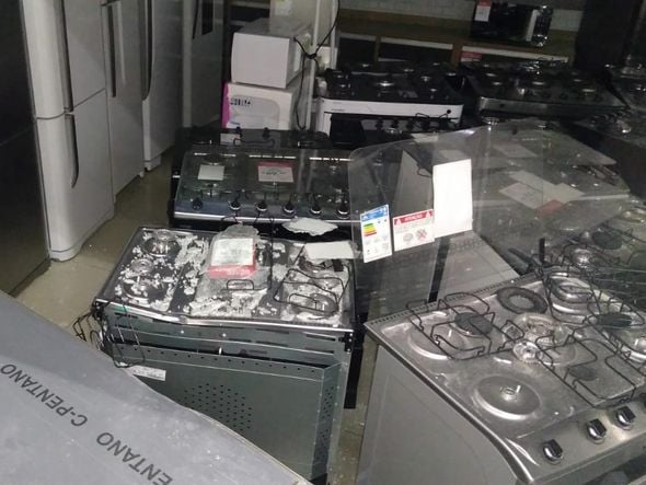 Motorista perde controle em curva e invade loja na Serra por Reprodução/Internauta