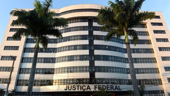 Investigações da Polícia Federal teriam apontado que o grupo operava uma verdadeira "fábrica" de identidades inexistentes, rombo é de mais de R$ 4,5 milhões