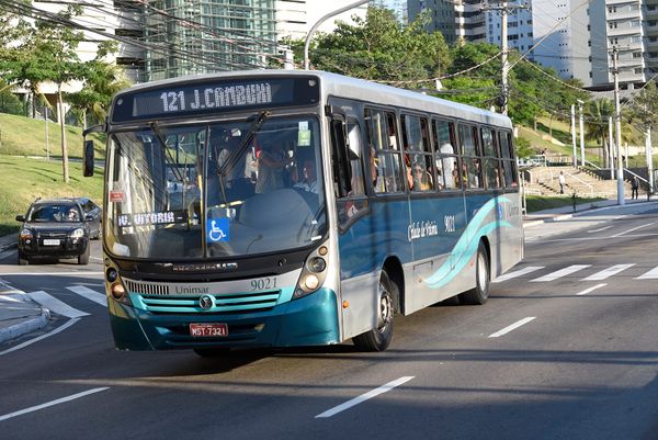 Data: 18/10/2019 - ES - Vitória - Ônibus municipal de Vitória circulando na Av. Reta da Penha - Editoria: Cidades