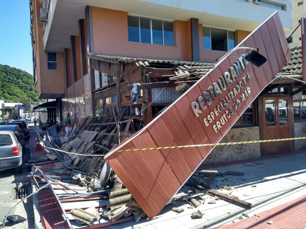Marquise de restaurante cai, deixando um ferido em Vila Velha . Crédito: Fernando Estevão