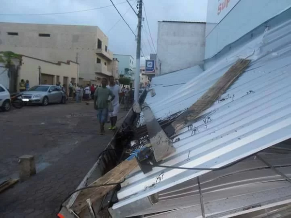 Marquise de supermecado desabou e deixou um ferido em Pinheiros. Crédito: Internauta