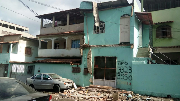 Marquise desaba em carro em Vitória . Crédito: Fernando Estevão