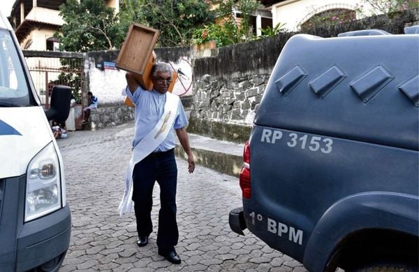 Moradores deixam o Morro da Piedade após crimes em 2018