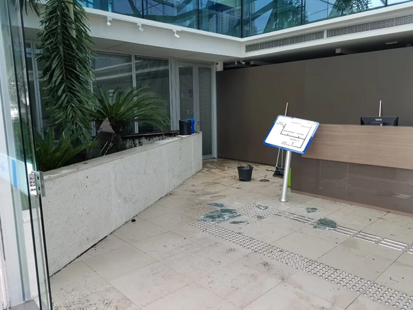 Vidro desabou na sede do Sebrae-ES, em Vitória. Crédito: Patrícia Scalzer