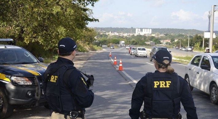 A arma foi localizada na bagagem de três pessoas, entre elas, uma adolescente de 16 anos; drogas também foram apreendidas