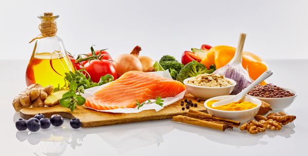 Alimentos saudáveis: grãos, leite, fruta, legumes, ovos, verduras, óleos, e peixe