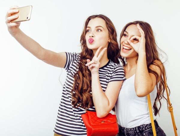 Mulheres fazendo selfie com o celular