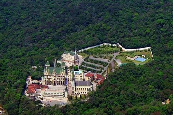 Sede dos Arautos do Evangelho no meio da Serra da Cantareira, em Caieiras, São Paulo