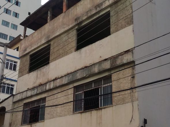 Edificações em Cariacica em más condições por Laís Magesky