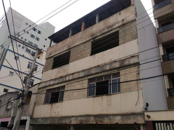 Edificações em Cariacica em más condições por Laís Magesky