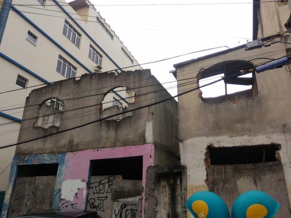 Edificações em Cariacica em más condições por Laís Magesky