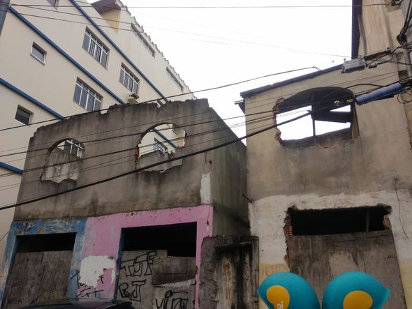 Edificações em Cariacica em más condições por Laís Magesky