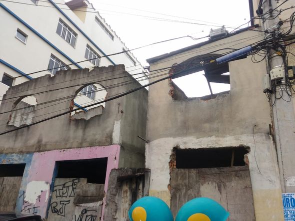 Edificações em Cariacica em más condições por Laís Magesky