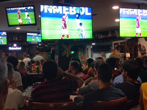 Torcida Capixaba lota bares de Vitória para ver Flamengo e Grêmio por Esthefany Mesquita