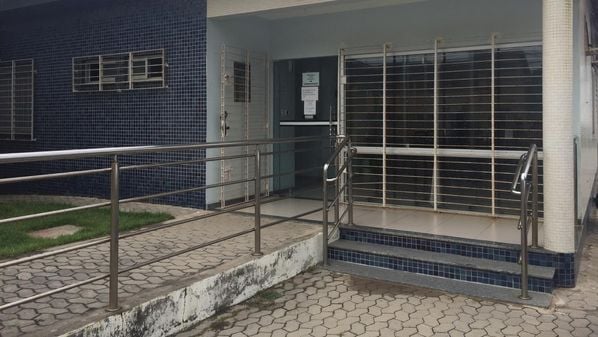 Testemunhas relataram para a PM que o suspeito apareceu de moto, efetuou os disparos e depois fugiu do local; crime ocorreu na noite de segunda-feira (25)