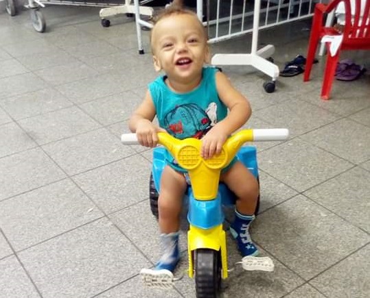 Brayan já chegou a ficar oito meses hospitalizado por causa de uma infecção. Crédito: Acervo Pessoal