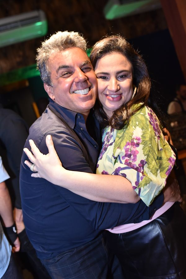 Ivan Aguilar e Simone Teixeira: em noite de moda em Vix. . Crédito: Mônica Zorzanelli
