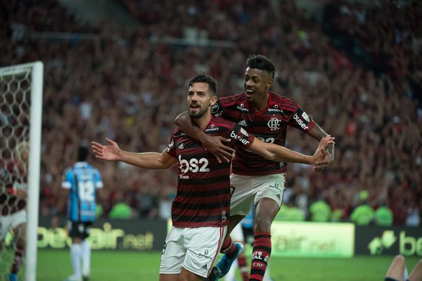 O zagueiro Pablo Marí marcou o quarto gol do Flamengo e comemorou com o atacante Bruno Henrique. Crédito: Alexandre Vidal/Flamengo